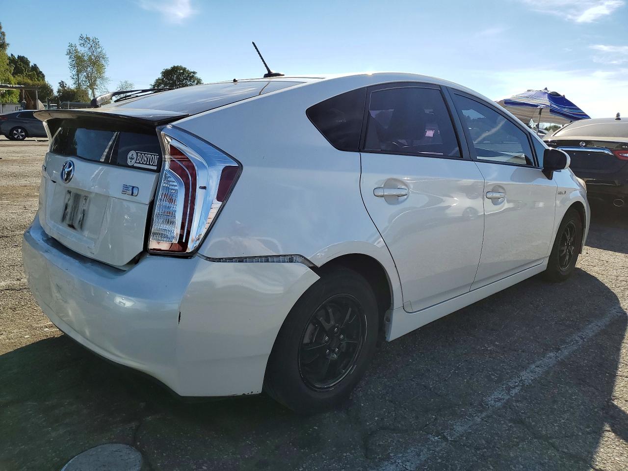2014 TOYOTA PRIUS THREE photo 3