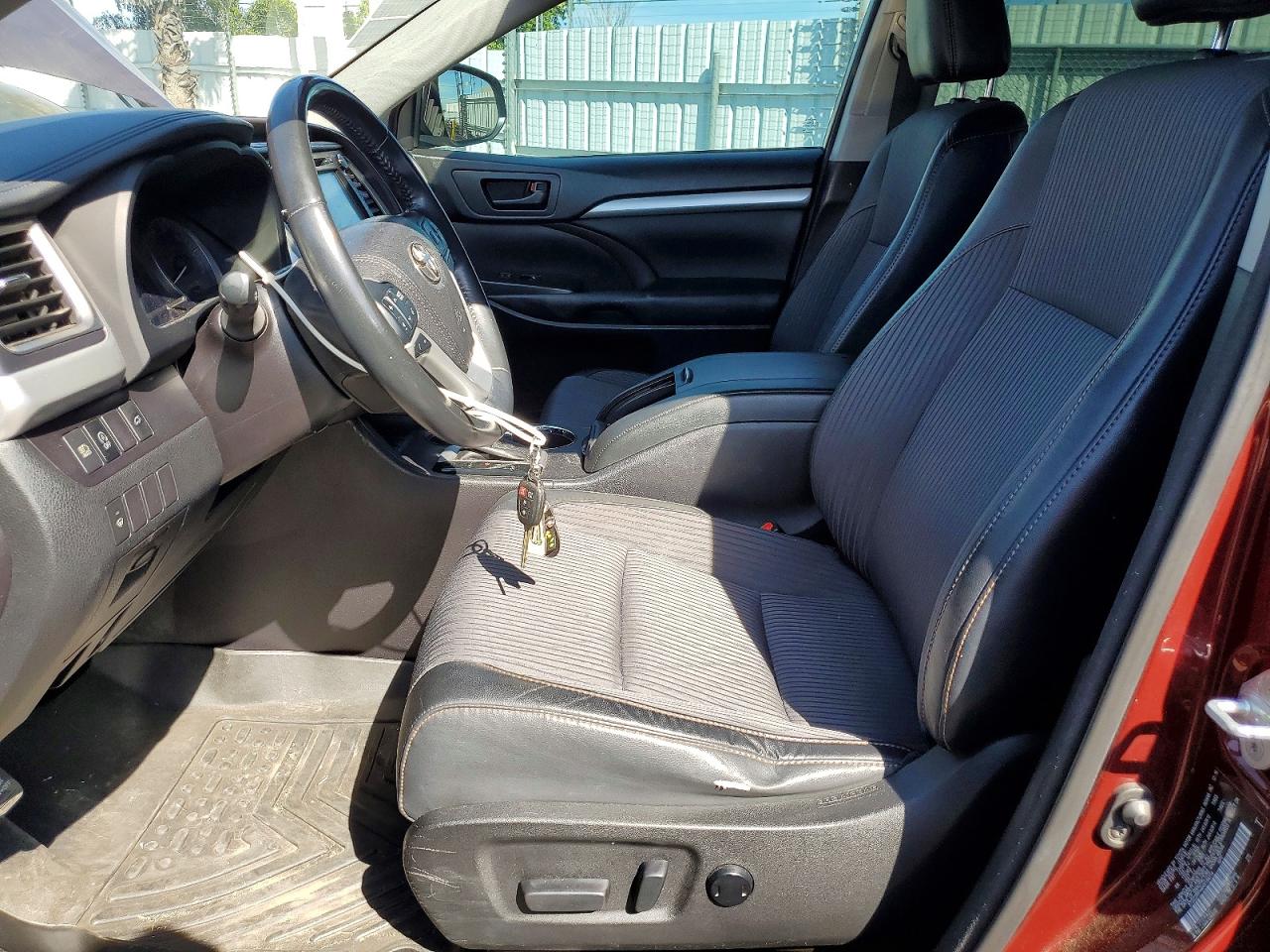 2017 TOYOTA HIGHLANDER LE PLUS photo 13