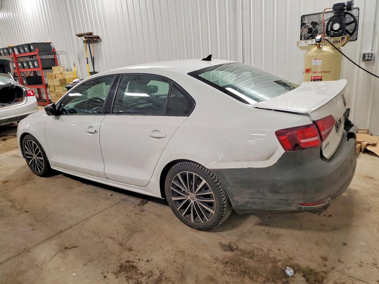 2016 VOLKSWAGEN JETTA SPORT photo 2