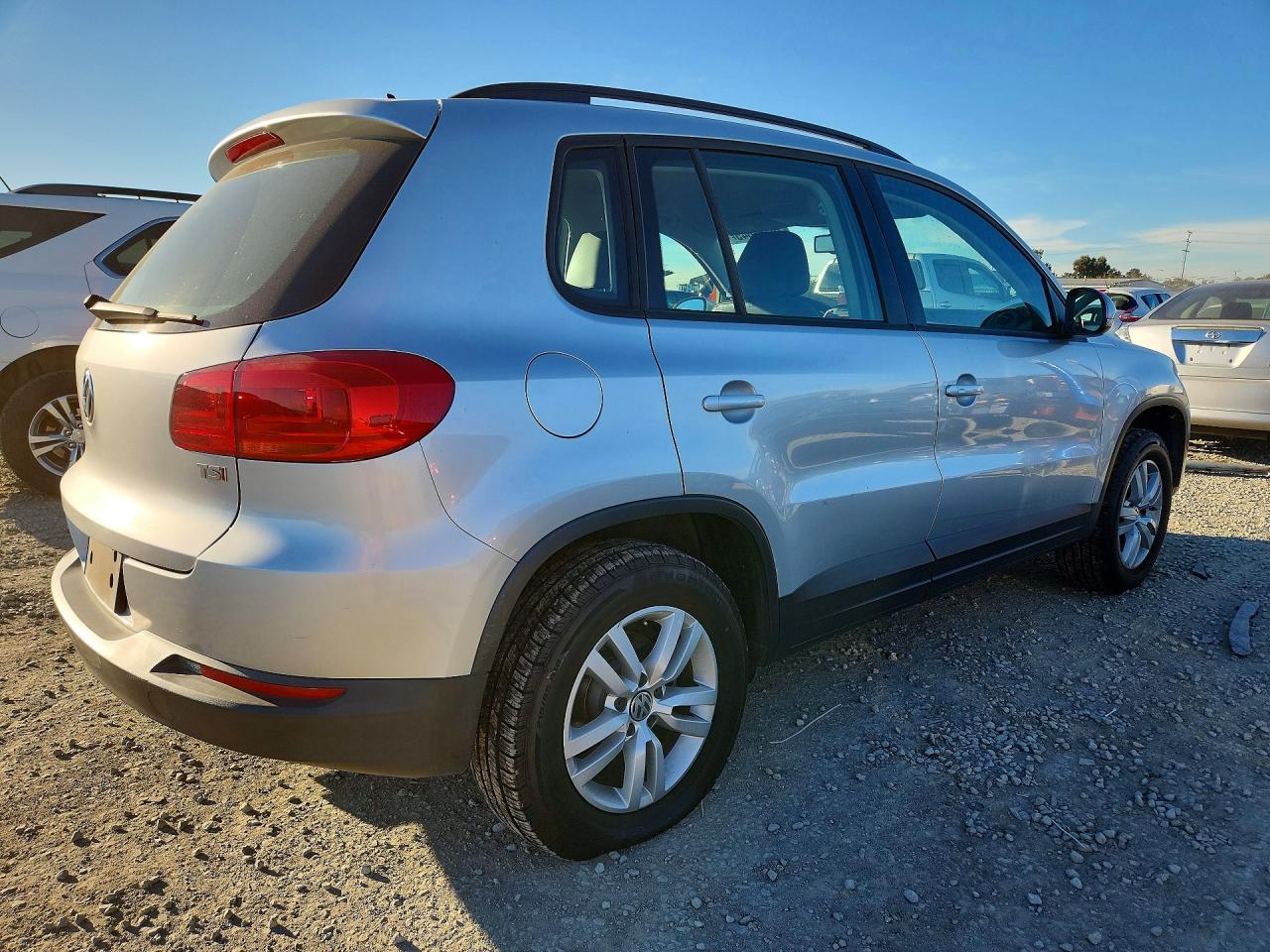2016 VOLKSWAGEN TIGUAN S photo 5
