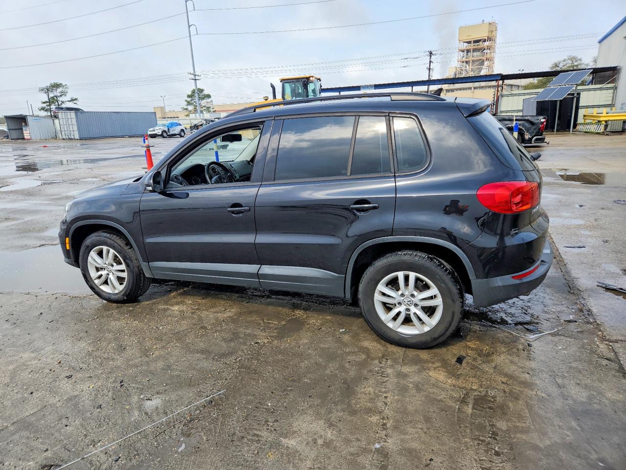2017 VOLKSWAGEN TIGUAN S photo 2