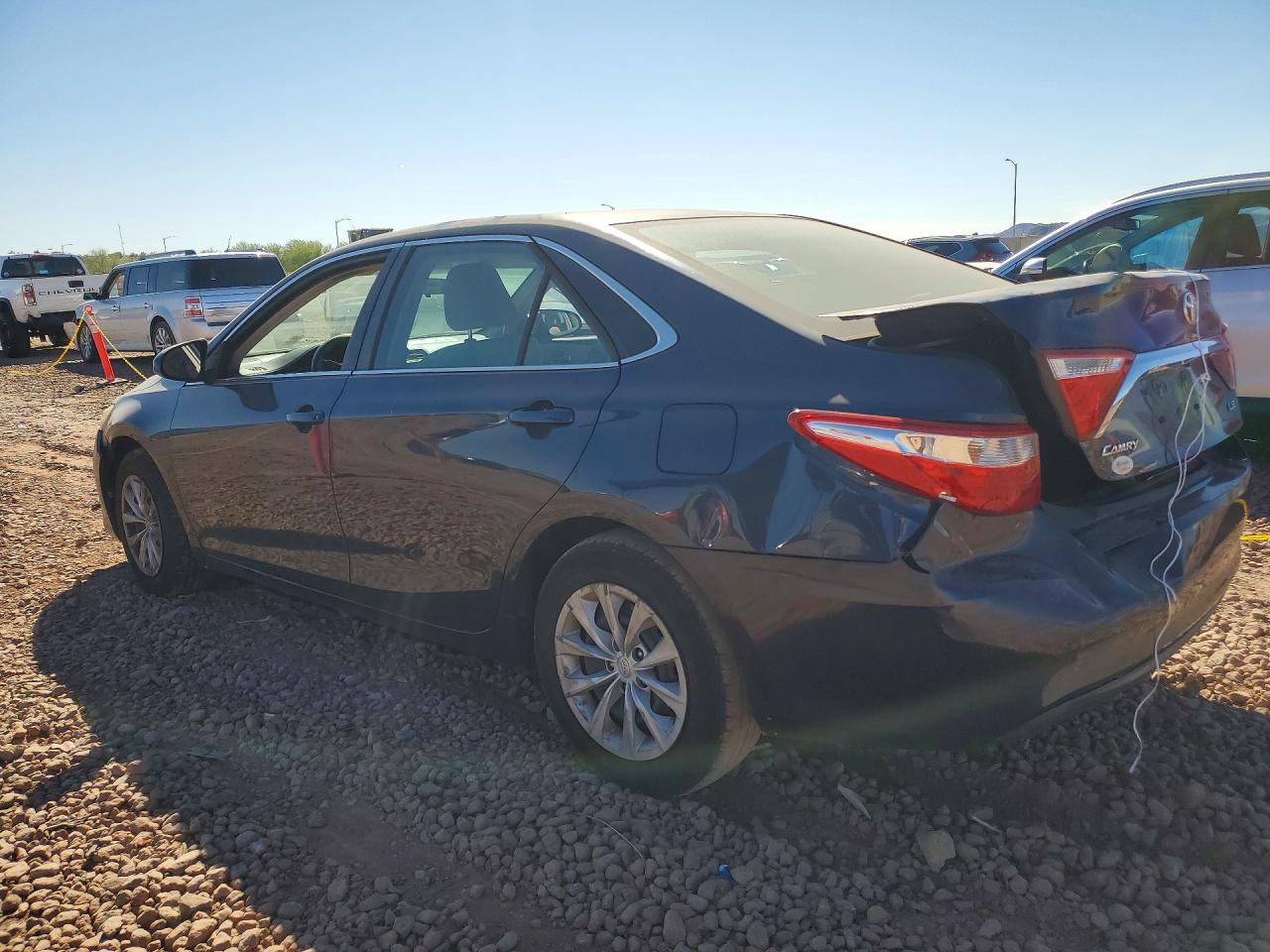 2016 TOYOTA CAMRY LE photo 3