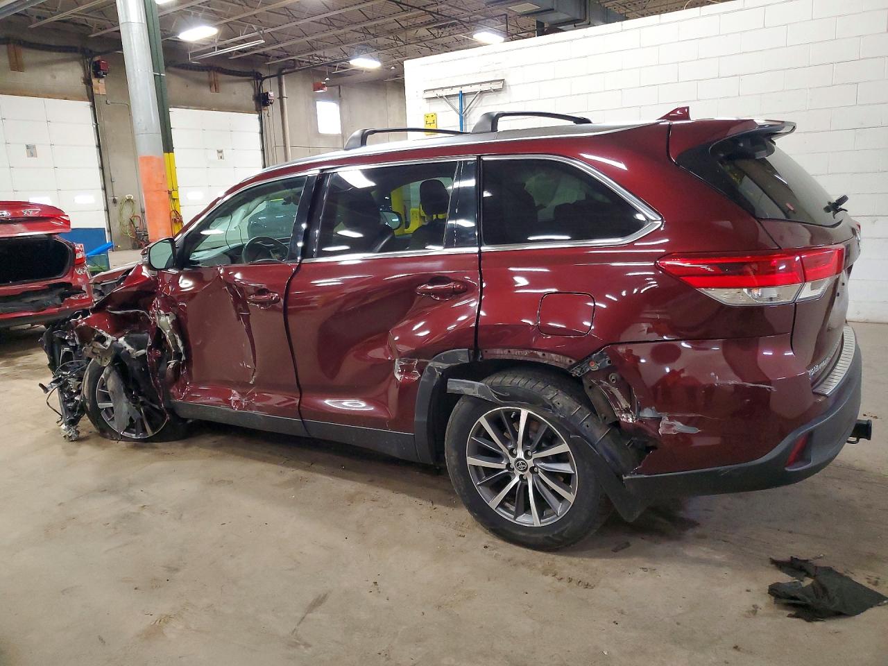 2019 TOYOTA HIGHLANDER XLE photo 2