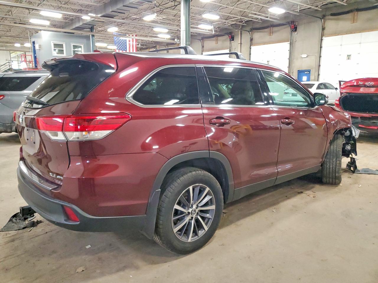 2019 TOYOTA HIGHLANDER XLE photo 3