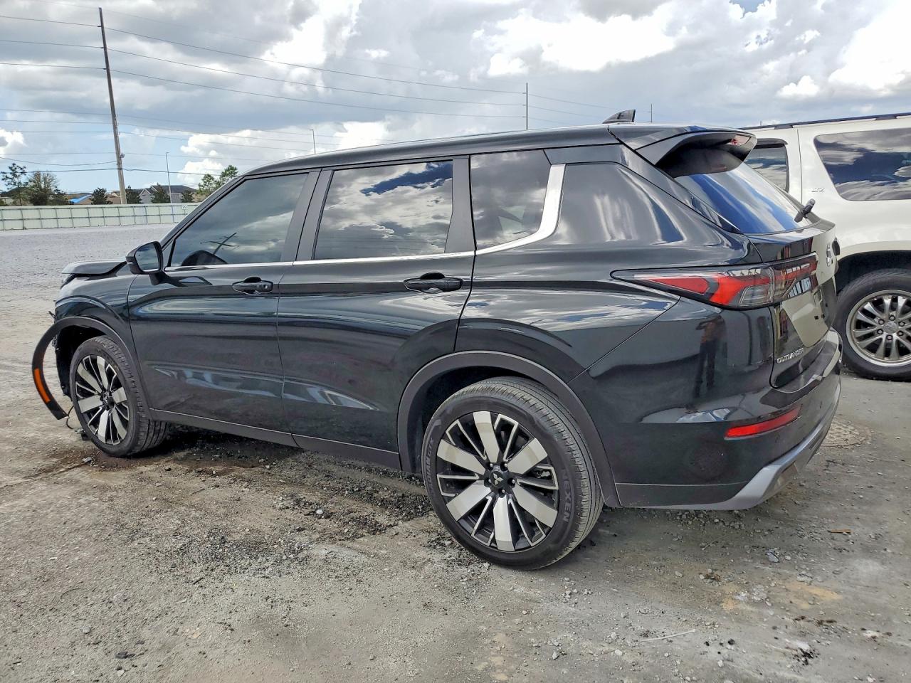 2025 MITSUBISHI OUTLANDER SE photo 3
