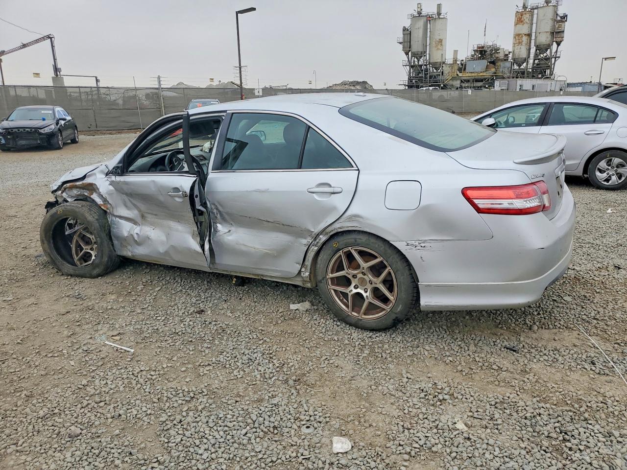 2011 TOYOTA CAMRY photo 2