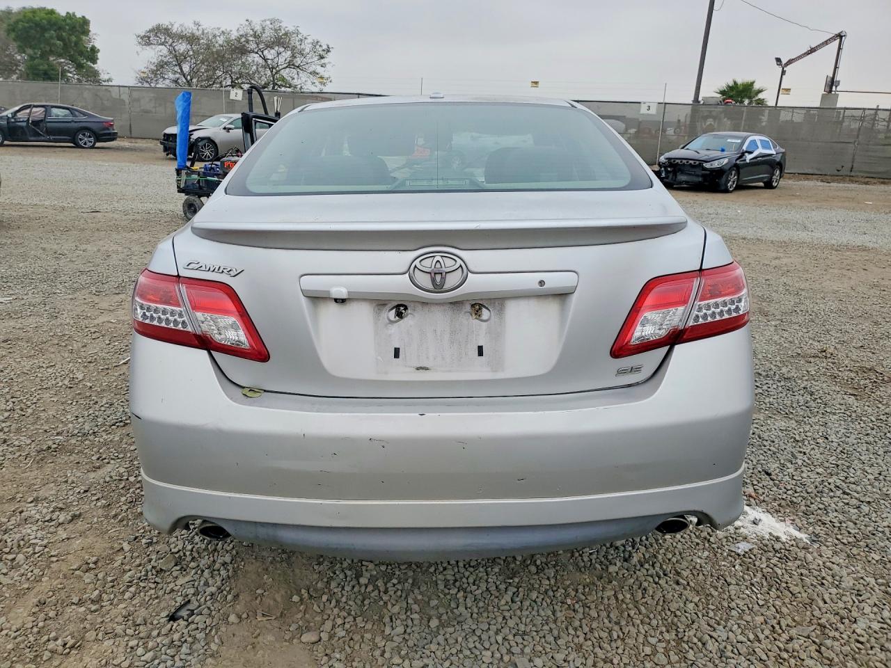 2011 TOYOTA CAMRY photo 6