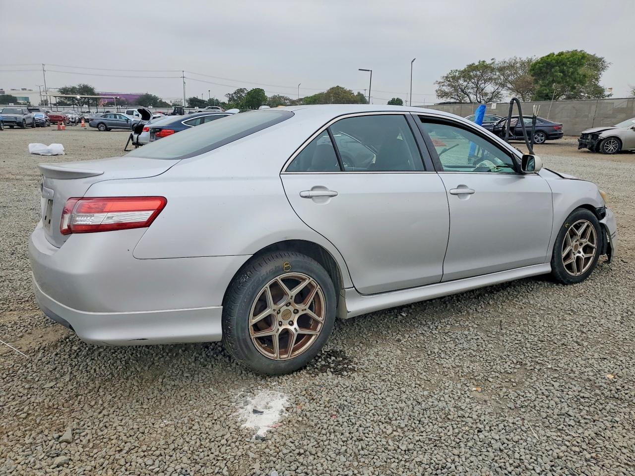 2011 TOYOTA CAMRY photo 3