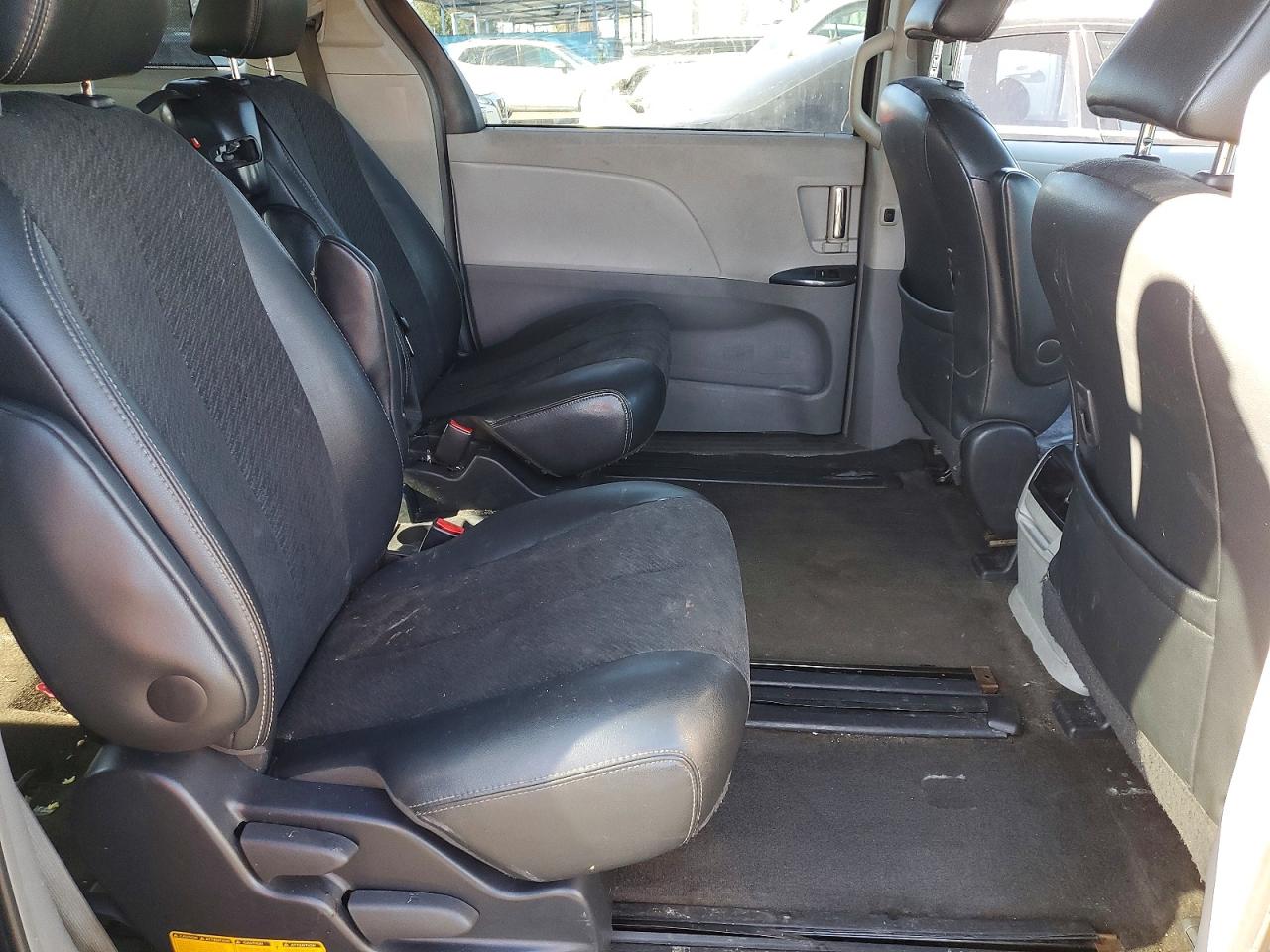2014 TOYOTA SIENNA SE 8-PASSENGER photo 21