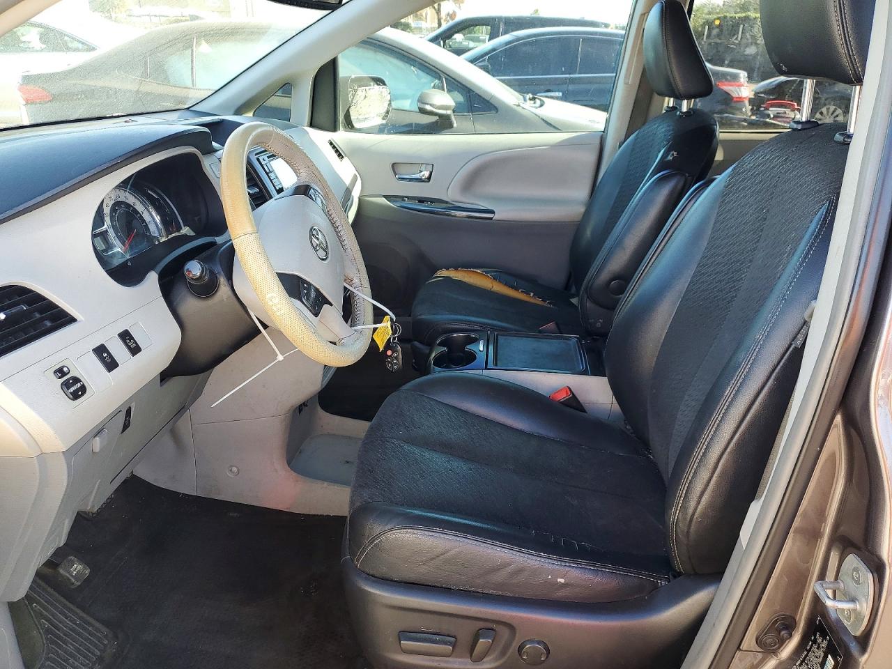 2014 TOYOTA SIENNA SE 8-PASSENGER photo 13