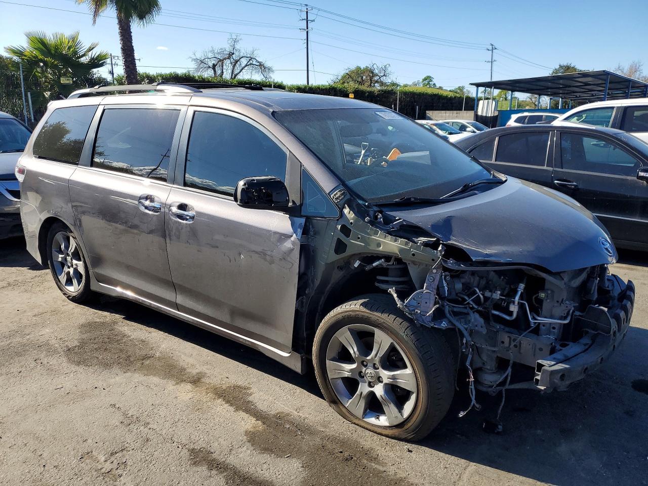 2014 TOYOTA SIENNA SE 8-PASSENGER photo 7