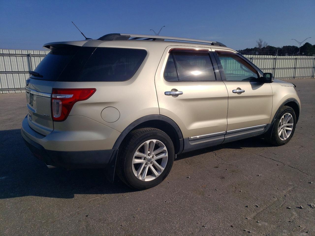 2011 FORD EXPLORER XLT photo 5