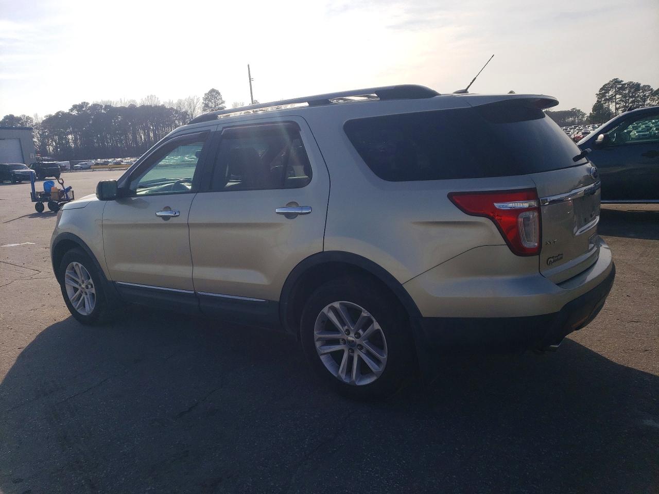 2011 FORD EXPLORER XLT photo 3