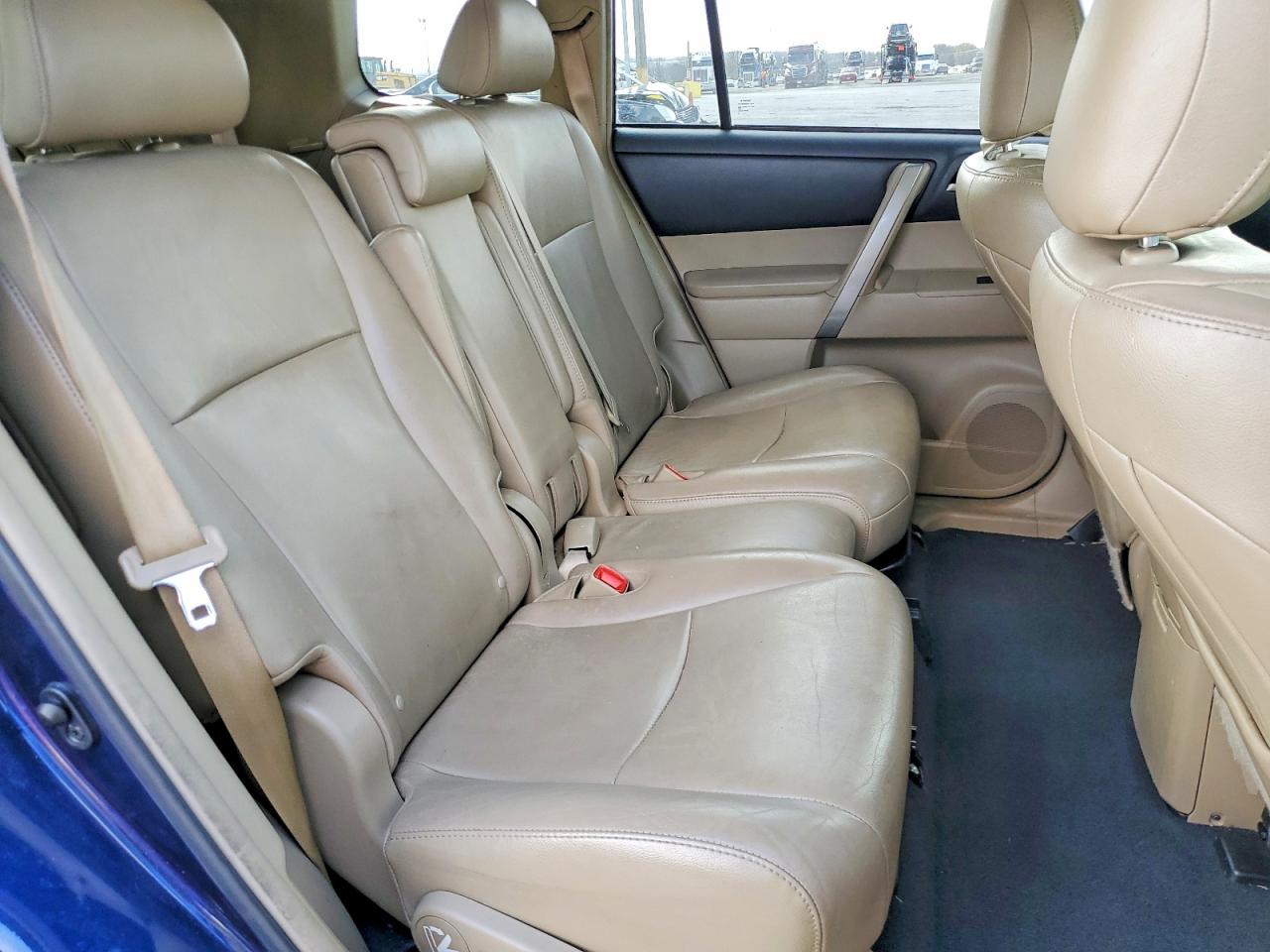 2012 TOYOTA HIGHLANDER SE photo 11