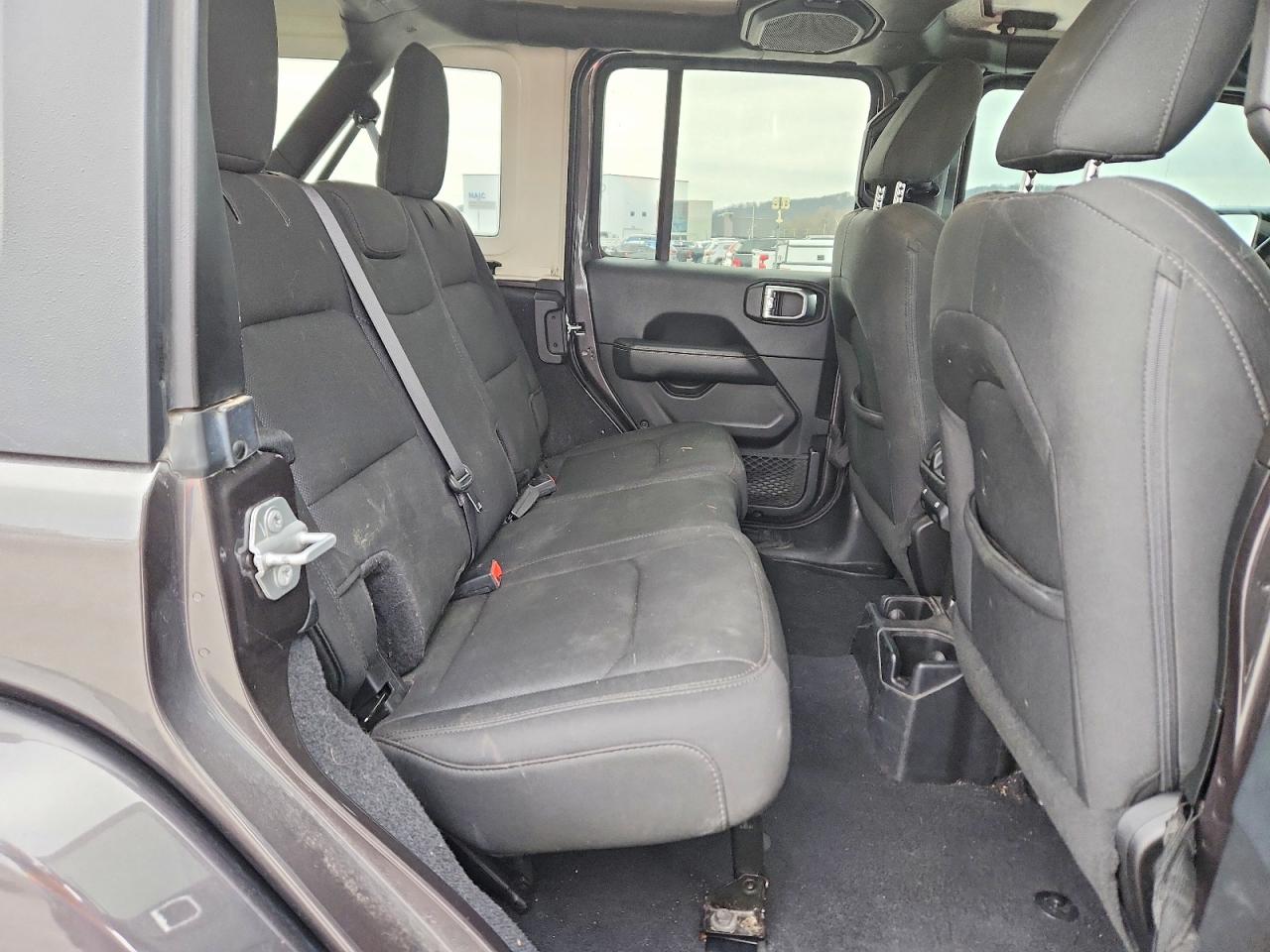 2019 JEEP WRANGLER UNLIMITED SAHARA photo 28