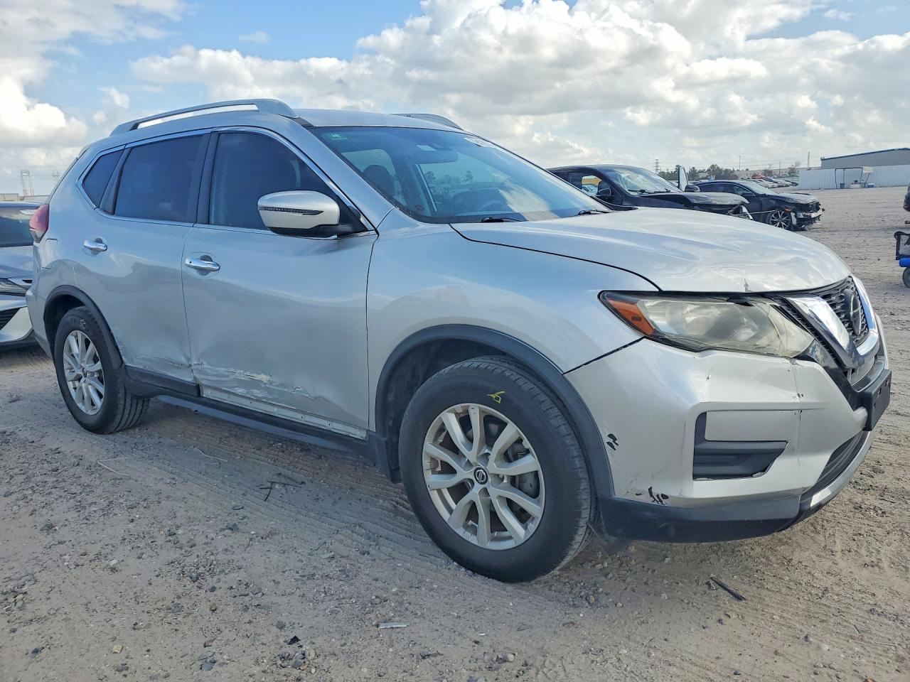 2019 NISSAN ROGUE SV photo 4