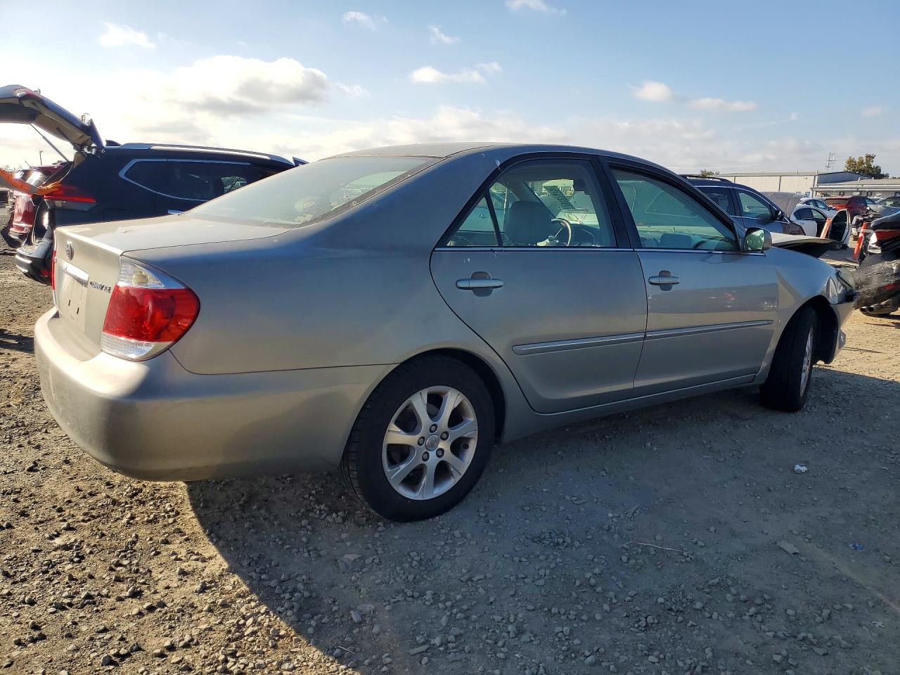 2005 TOYOTA CAMRY XLE photo 3