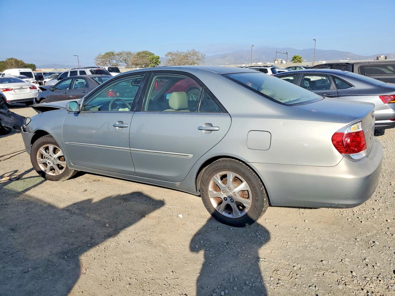 2005 TOYOTA CAMRY XLE photo 2
