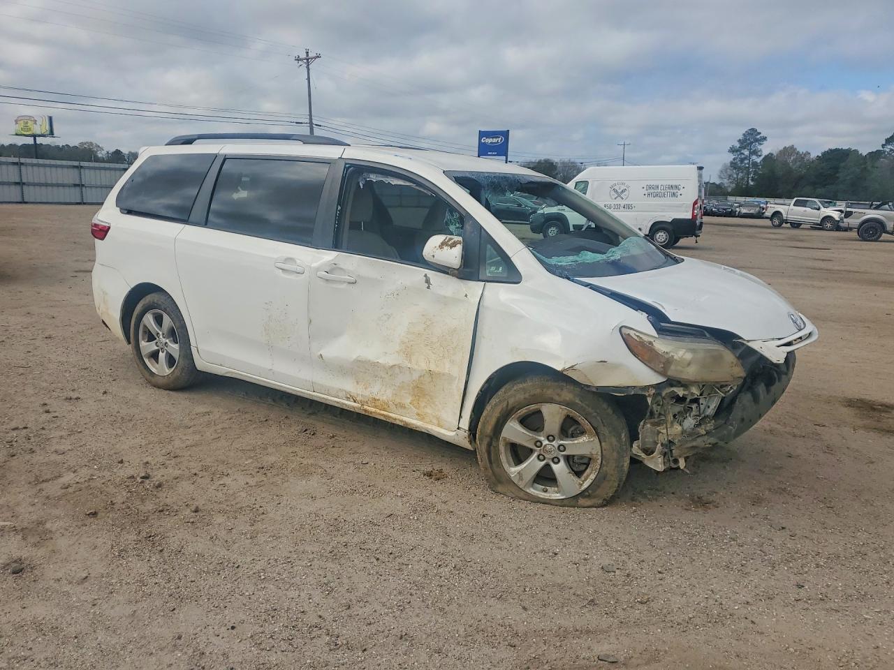 2015 TOYOTA SIENNA LE 8-PASSENGER photo 7