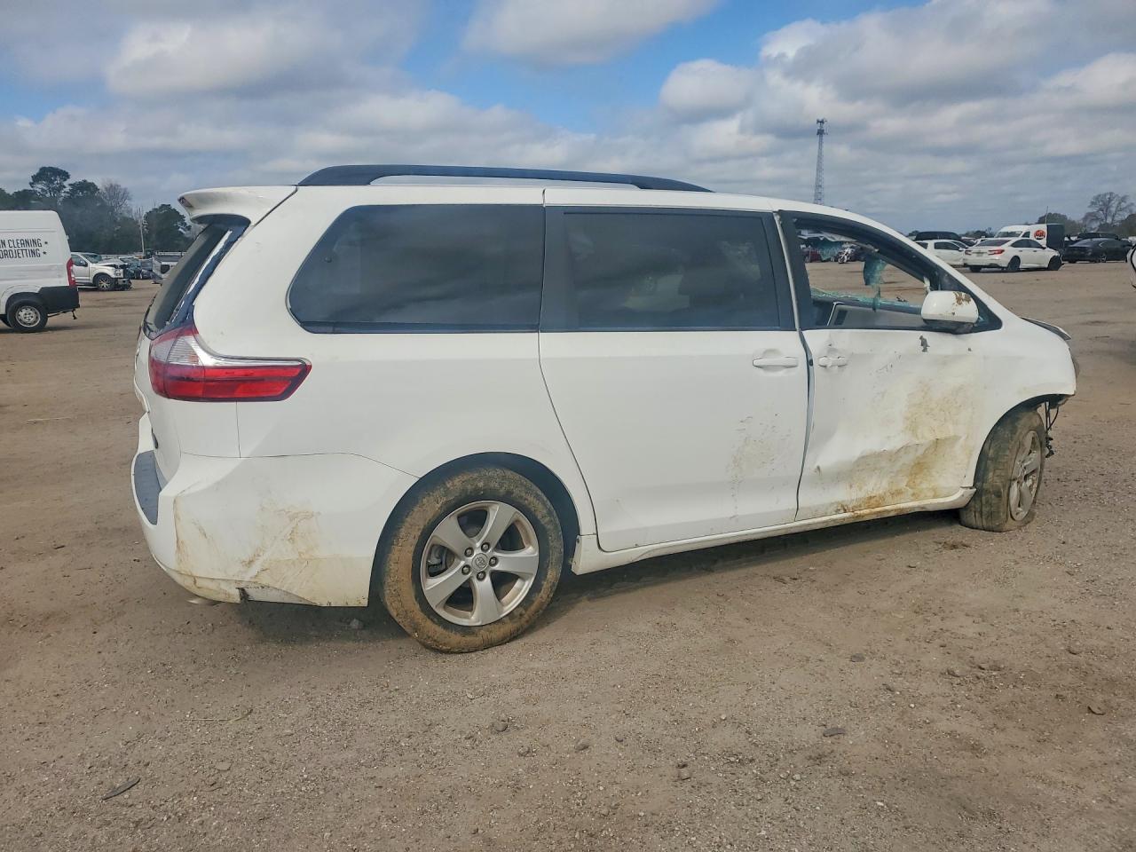 2015 TOYOTA SIENNA LE 8-PASSENGER photo 5
