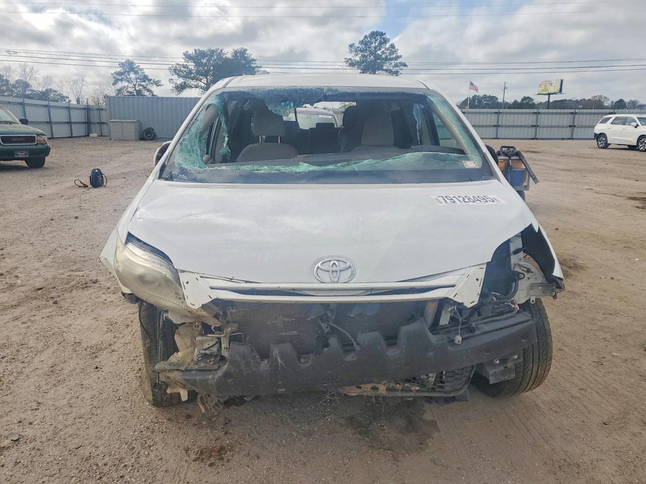 2015 TOYOTA SIENNA LE 8-PASSENGER photo 9