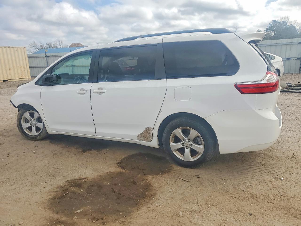 2015 TOYOTA SIENNA LE 8-PASSENGER photo 3