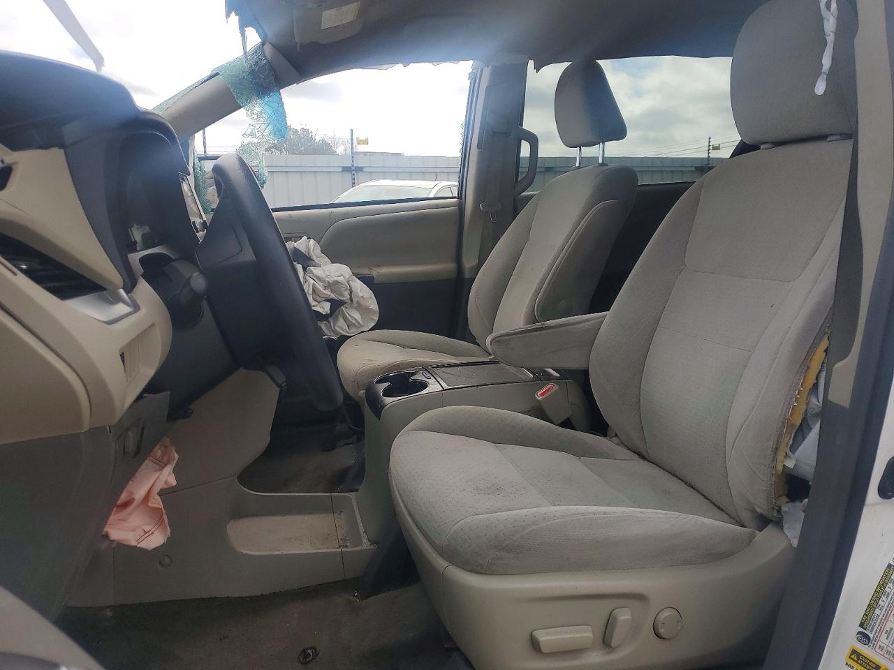2015 TOYOTA SIENNA LE 8-PASSENGER photo 13