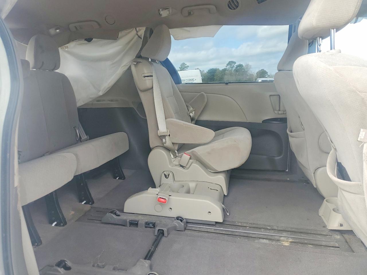 2015 TOYOTA SIENNA LE 8-PASSENGER photo 21