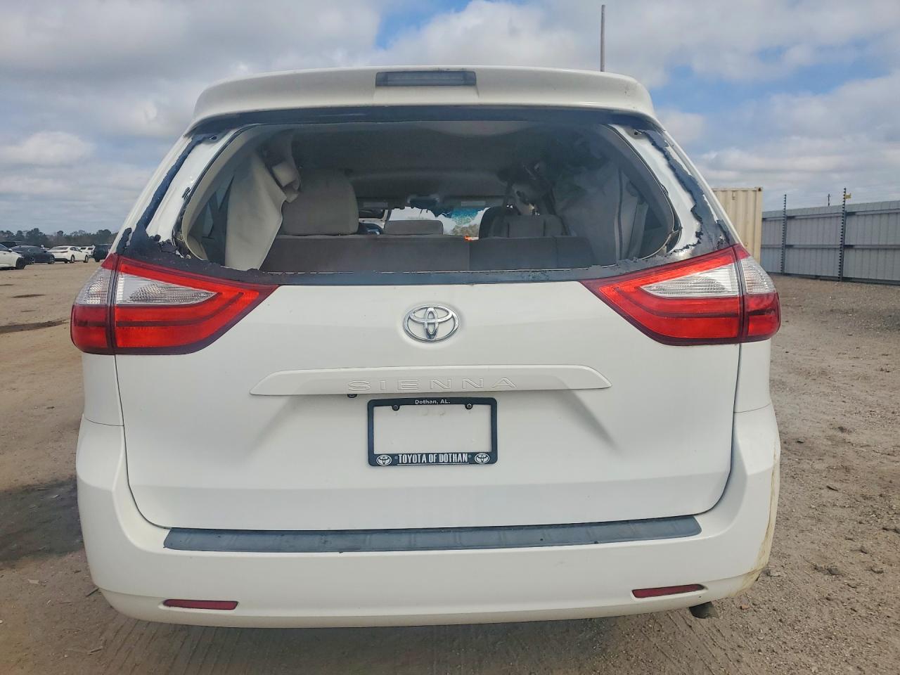 2015 TOYOTA SIENNA LE 8-PASSENGER photo 11
