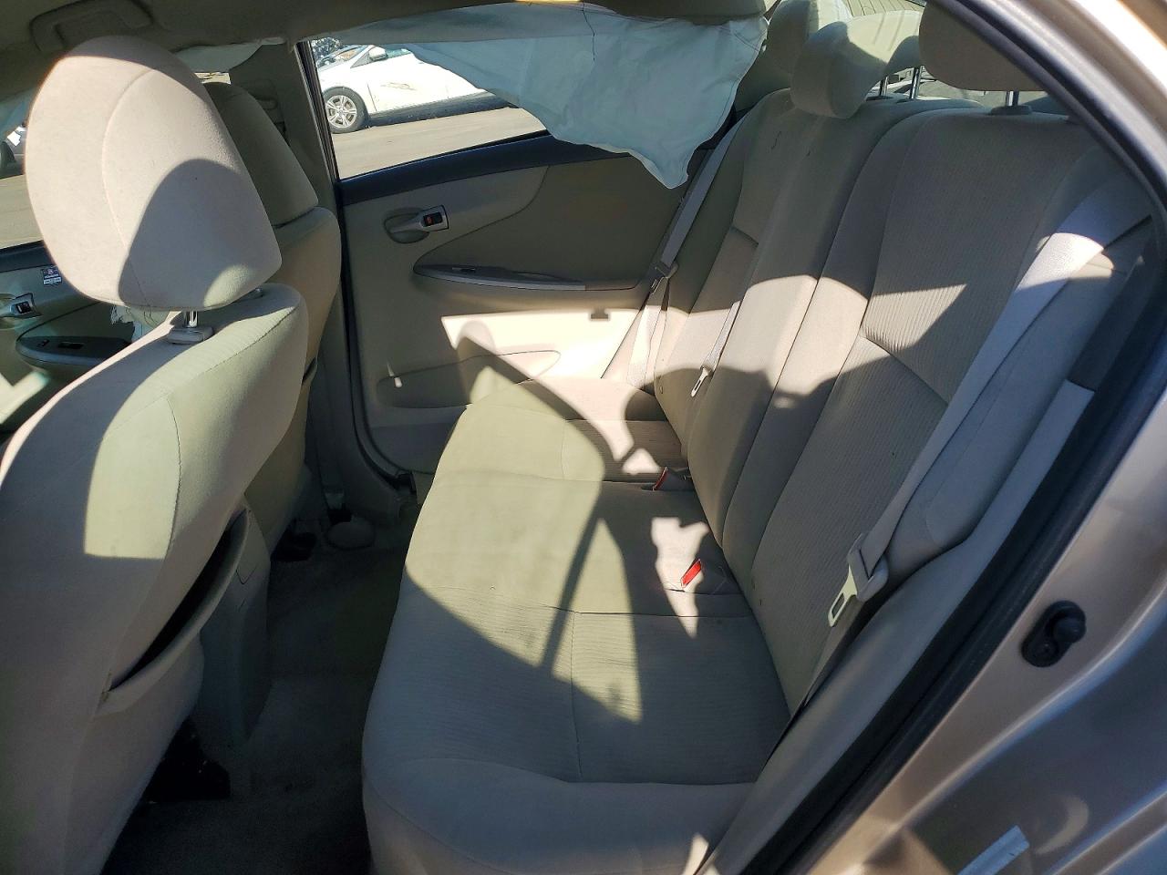 2010 TOYOTA COROLLA photo 28