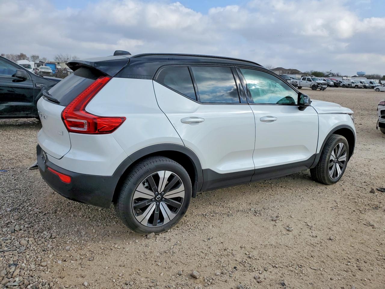 2023 VOLVO XC40 RECHARGE PLUS photo 3