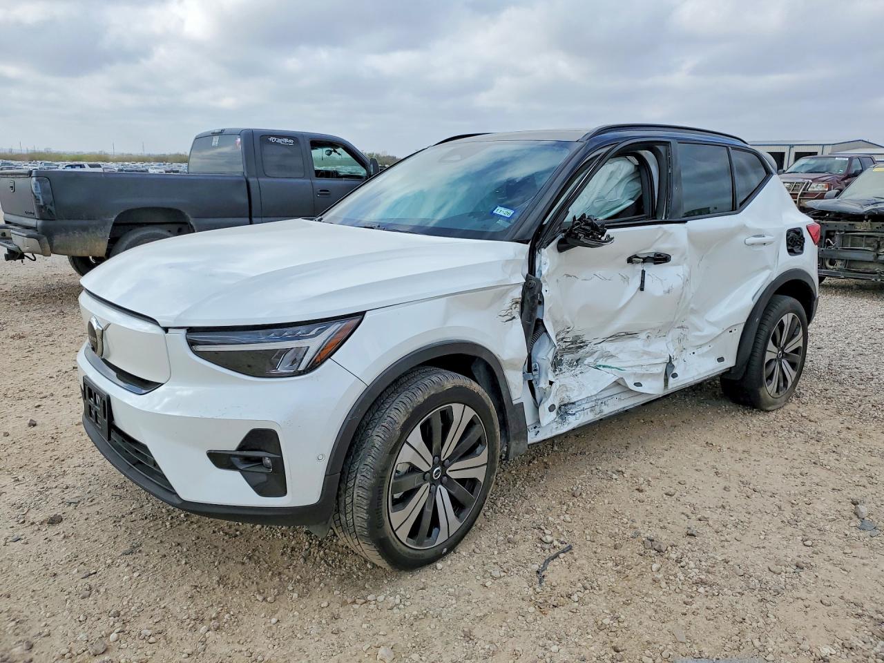 2023 VOLVO XC40