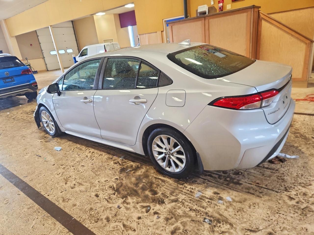 2021 TOYOTA COROLLA LE photo 3