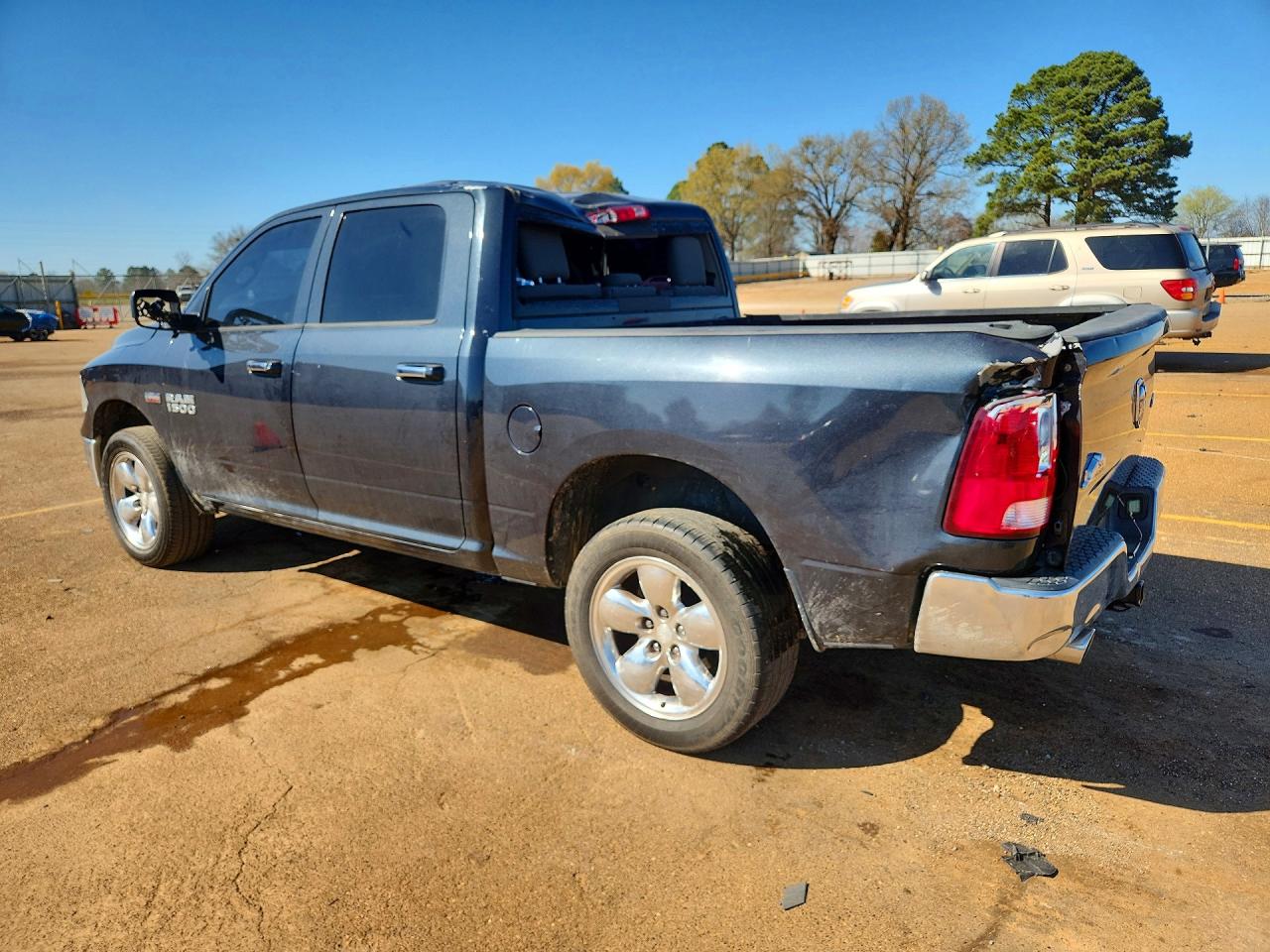 2015 RAM 1500 SLT photo 3