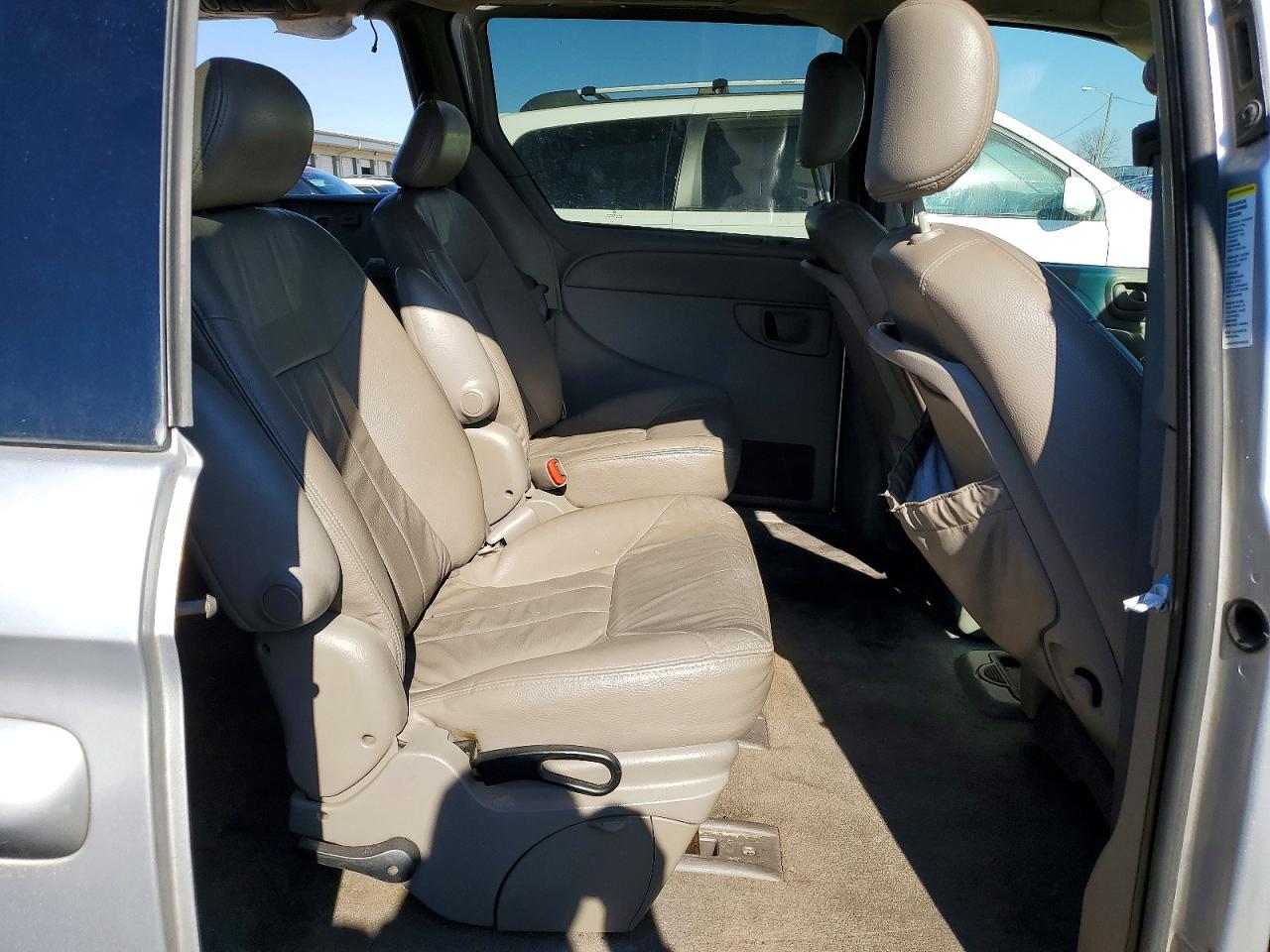 2002 CHRYSLER TOWN & COUNTRY LXI photo 11