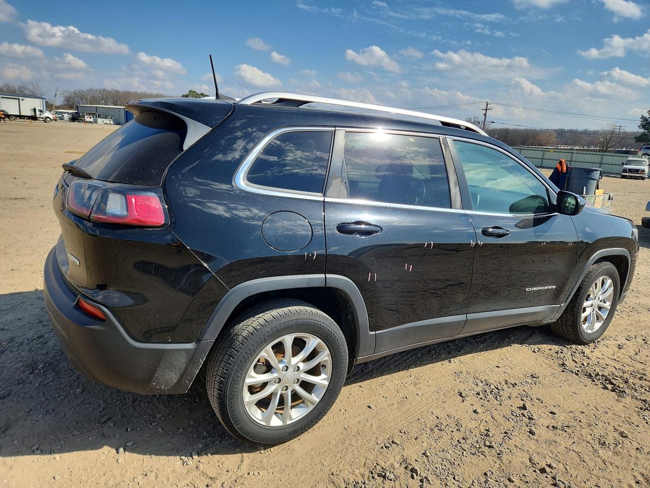 2019 JEEP CHEROKEE LATITUDE photo 3