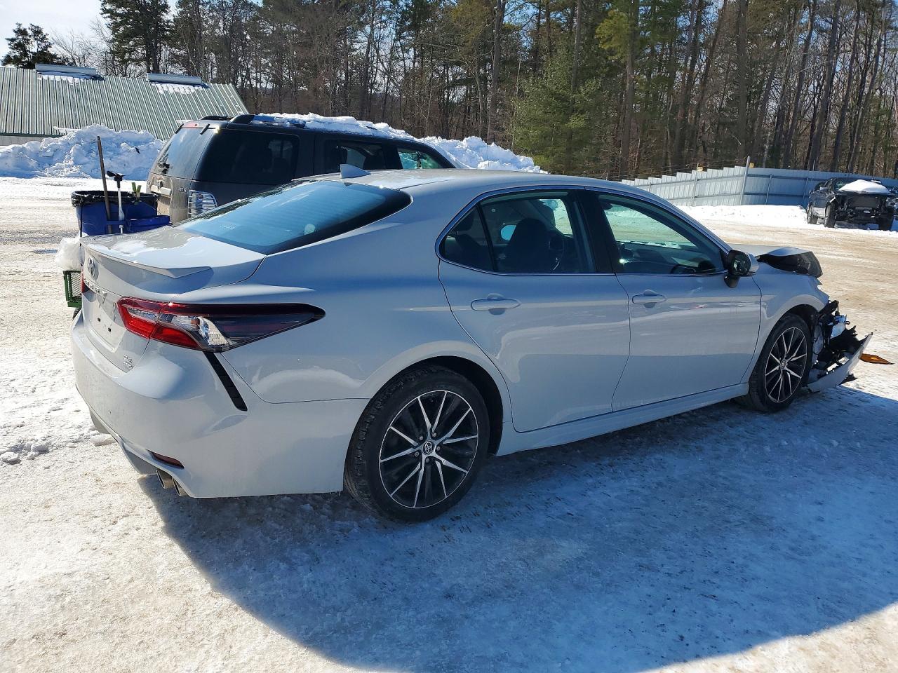 2024 TOYOTA CAMRY SE photo 3