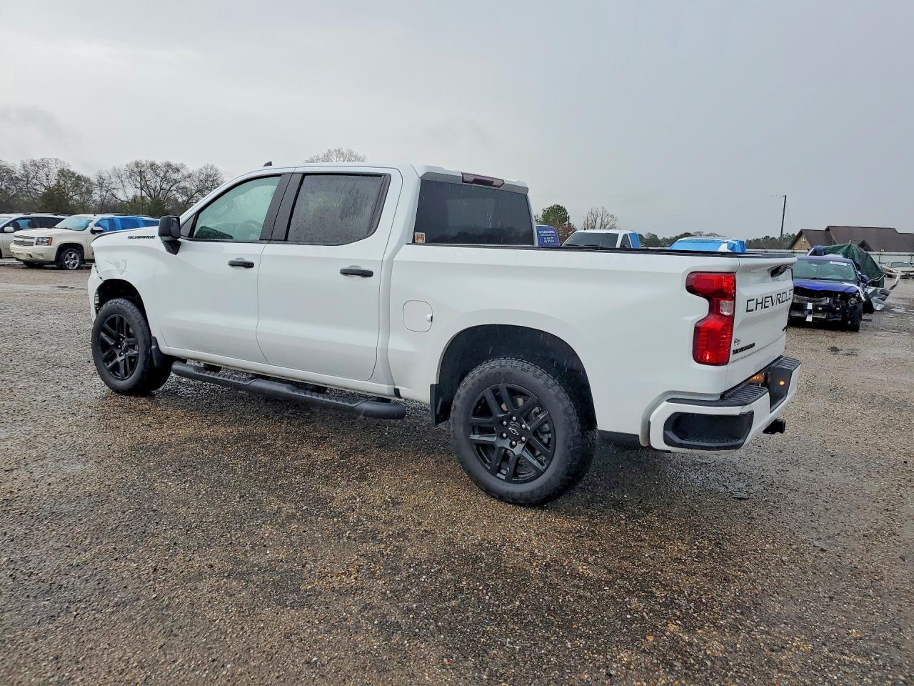 2024 CHEVROLET SILVERADO C1500 CUSTOM photo 3