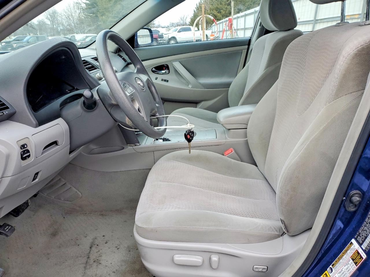 2010 TOYOTA CAMRY LE photo 7
