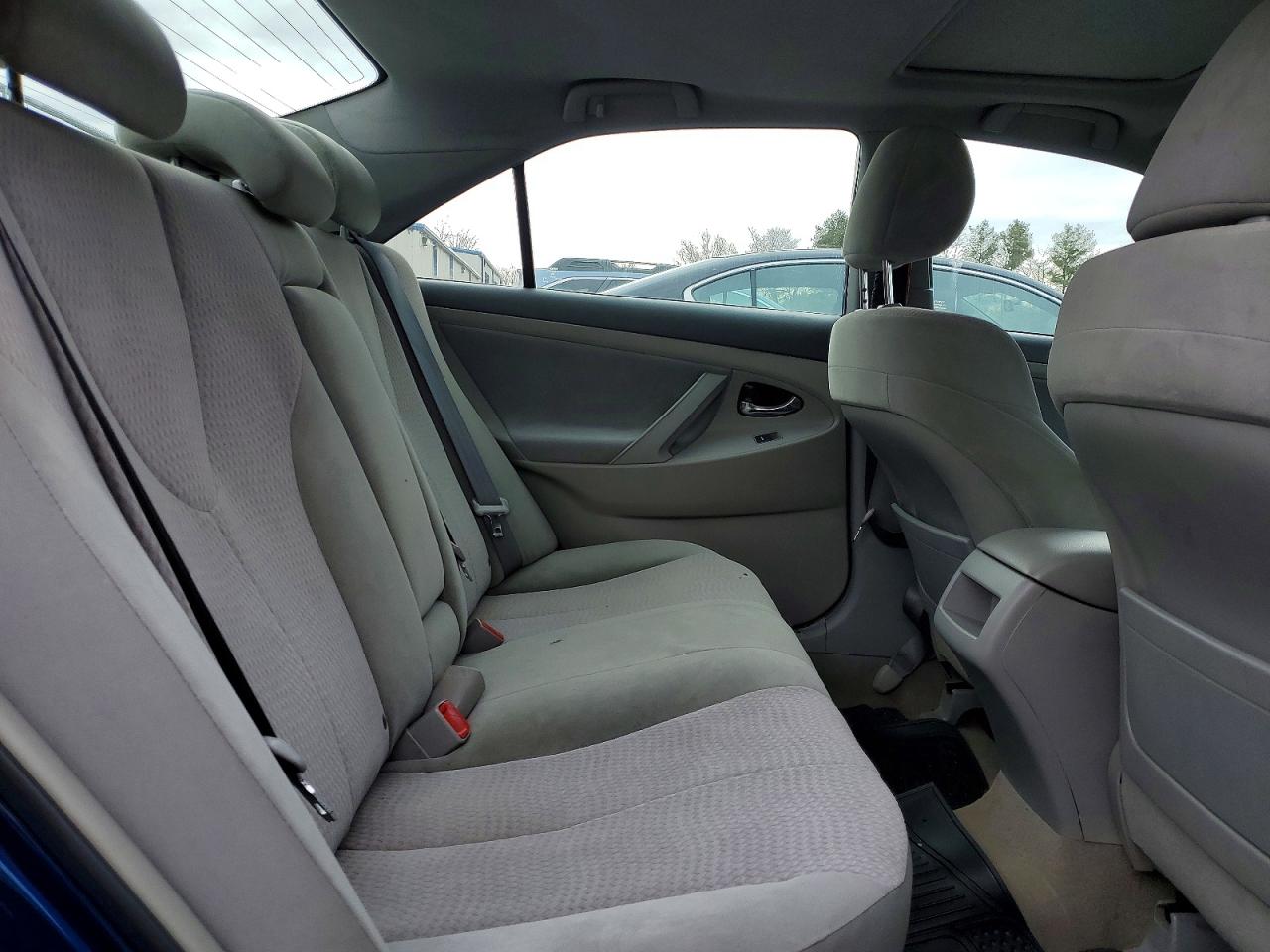2010 TOYOTA CAMRY LE photo 10