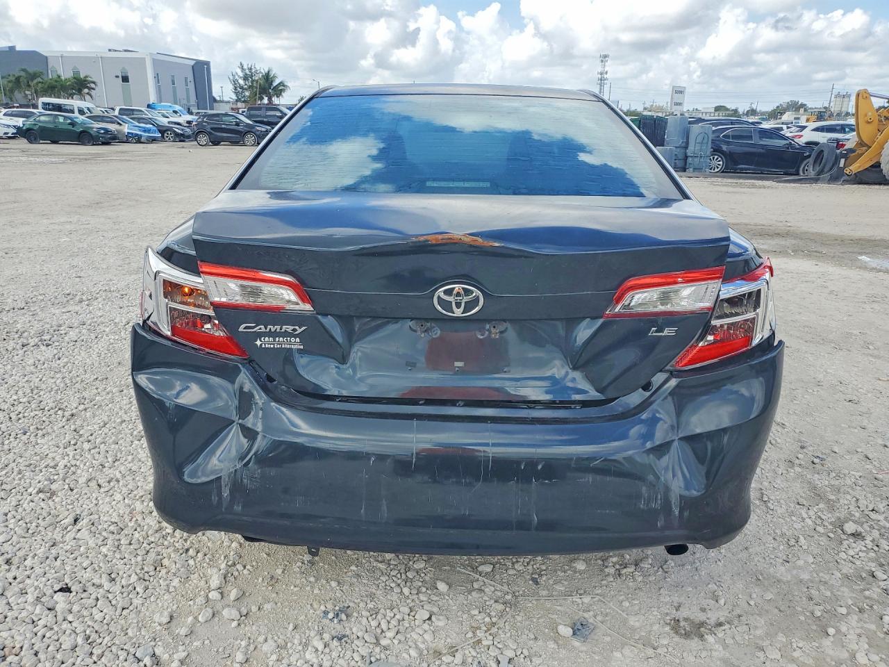 2014 TOYOTA CAMRY LE photo 6