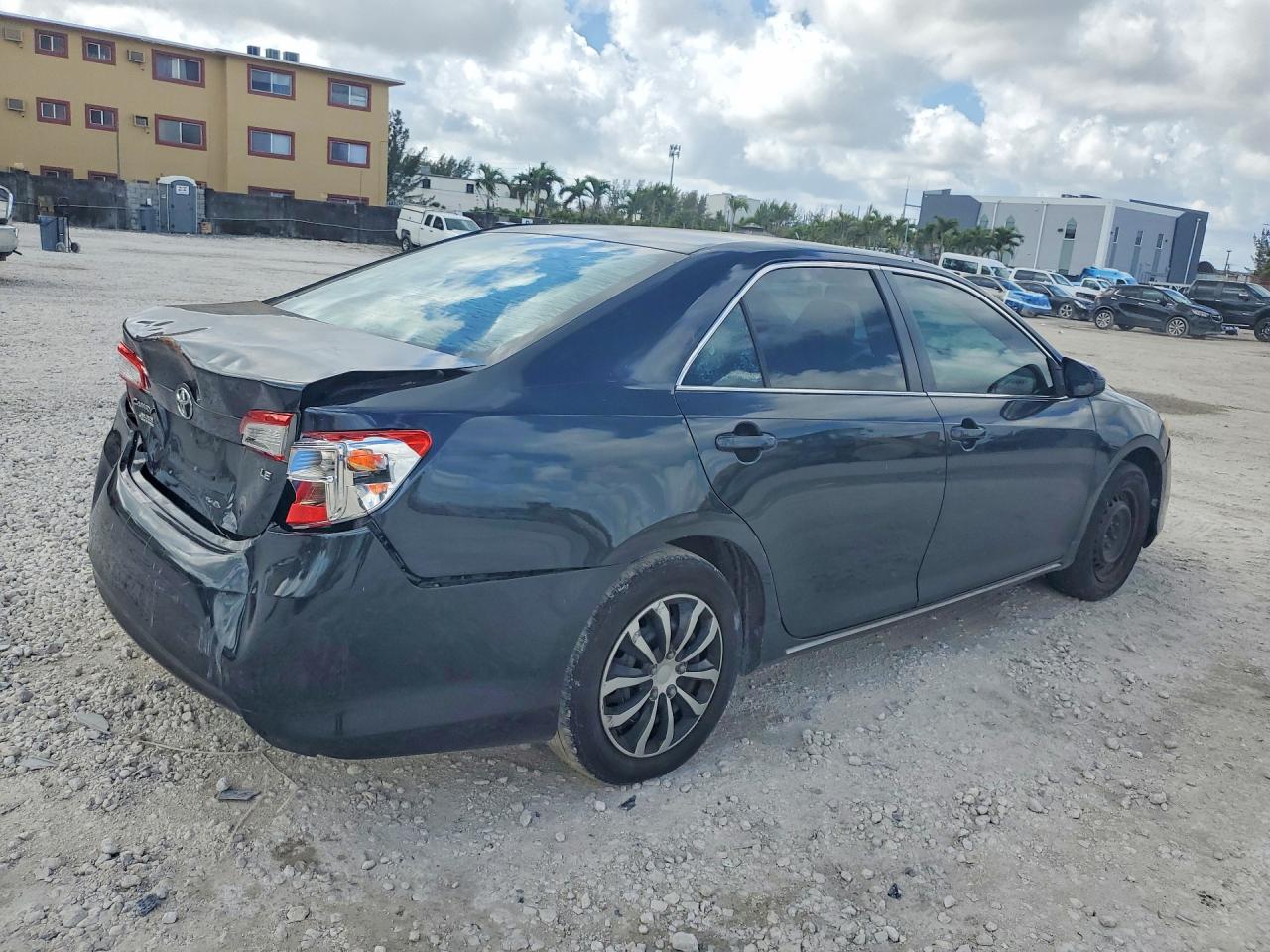 2014 TOYOTA CAMRY LE photo 3