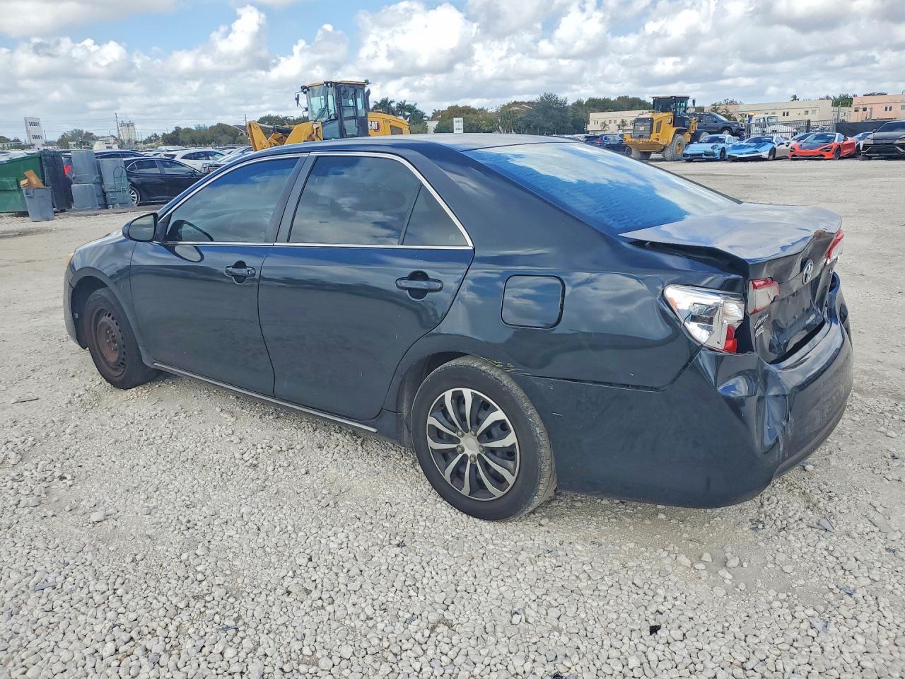 2014 TOYOTA CAMRY LE photo 2