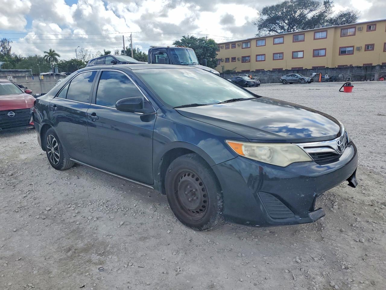 2014 TOYOTA CAMRY LE photo 4