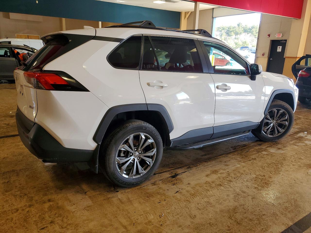 2022 TOYOTA RAV4 XLE photo 3