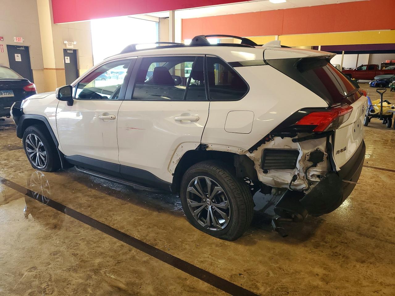 2022 TOYOTA RAV4 XLE photo 2