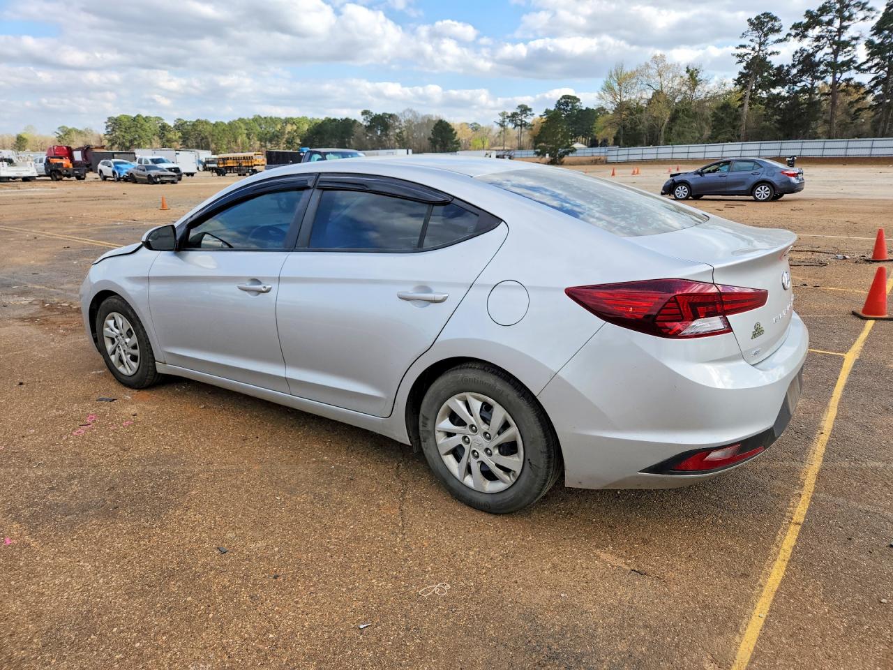 2019 HYUNDAI ELANTRA SE photo 3
