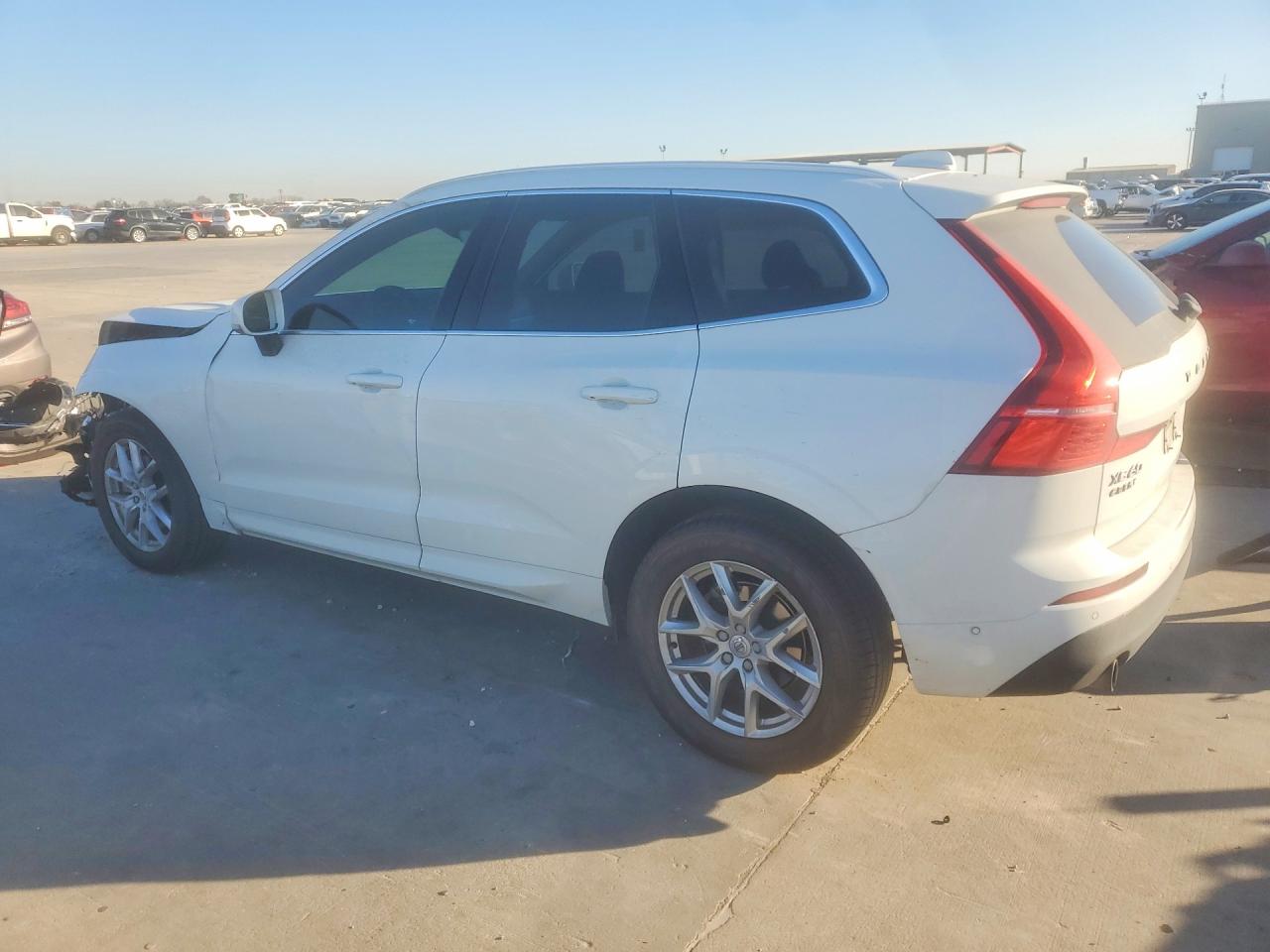 2019 VOLVO XC60 T5 MOMENTUM photo 2