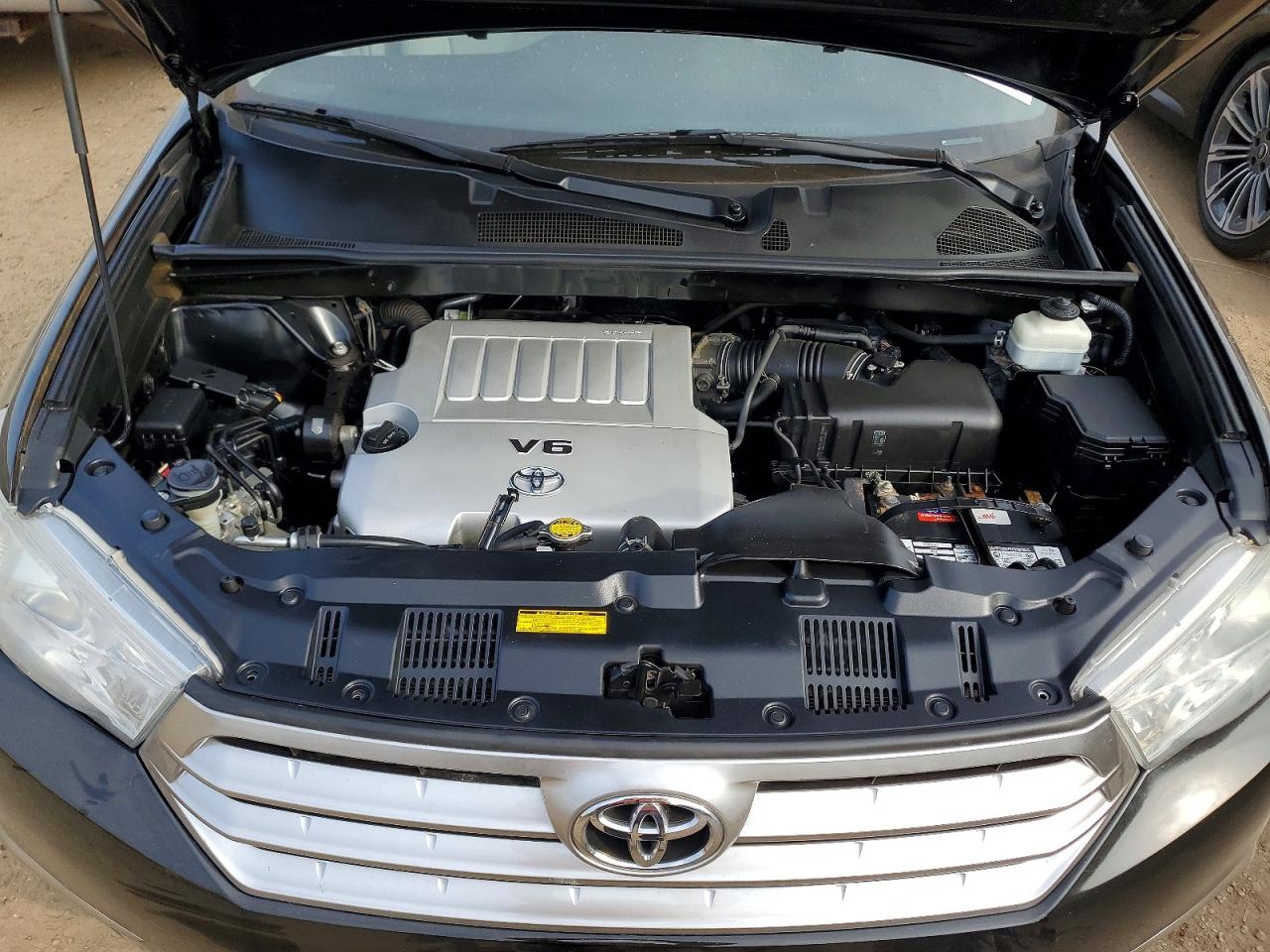 2012 TOYOTA HIGHLANDER SE photo 12