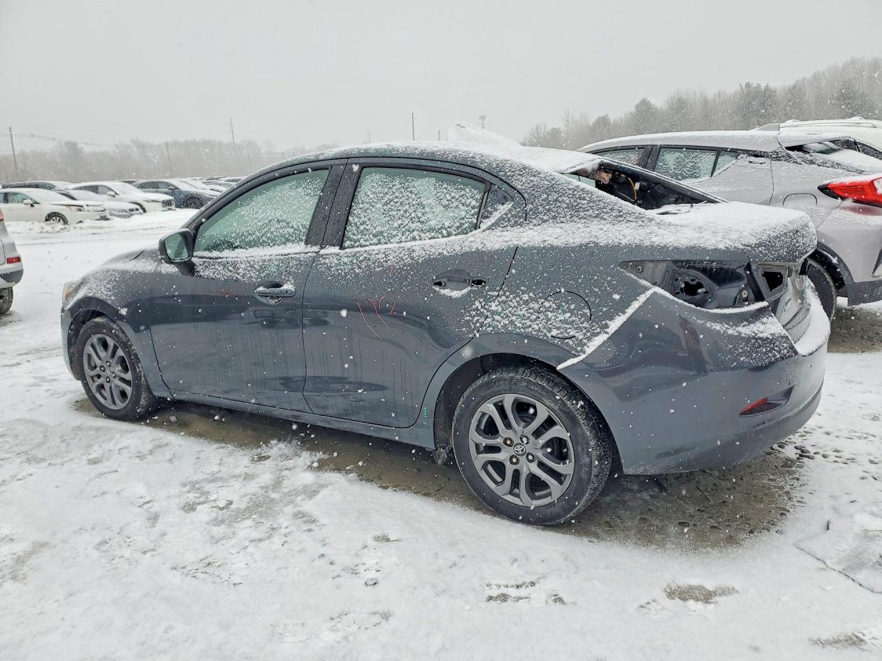 2019 TOYOTA YARIS LE photo 2